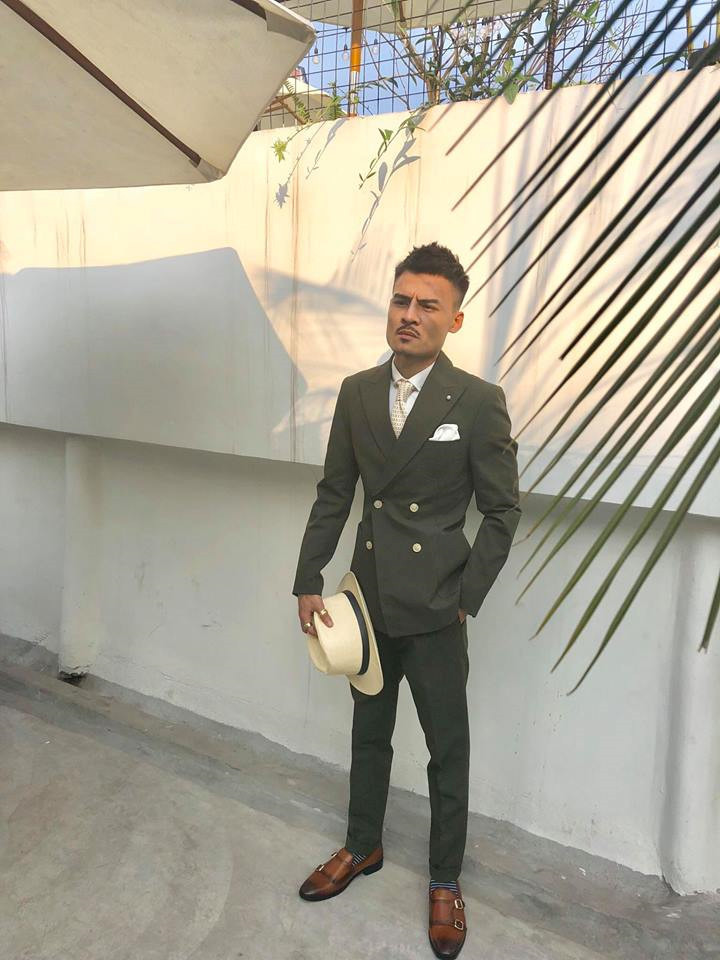 Trả lời phỏng vấn Zing.vn mới đây, Hoa Vinh cho hay từ nhỏ, anh đã thích những thứ khác người và "chất". 9X quan niệm con trai không cần đẹp mà phải "ngầu". Điều này thể hiện rõ trong phong cách mà anh đang hướng tới. Ảnh: Quỳnh Lê.