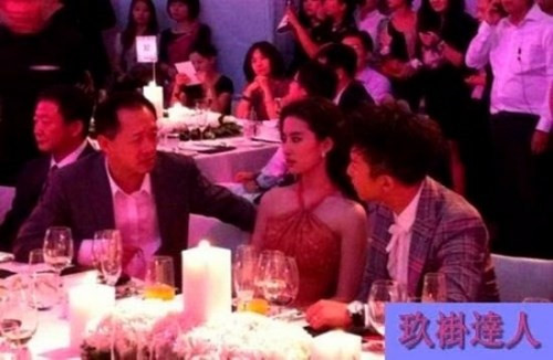 Lưu Diệc Phi cũng sao nữ có mức giá cao, khoảng 2,3 tỷ đồng, hơn cả Phạm Băng Băng, Triệu Vy, Chương Tử Di, Củng Lợi... Không hiếm những hình ảnh cô ngồi cạnh, trò chuyện cùng các đại gia trong các bữa tiệc xa hoa. Nhan sắc của Lưu Diệc Phi rất được ưa thích không chỉ ở Trung Quốc và giới giải trí Hoa ngữ mà còn trong mắt công chúng phương Tây.