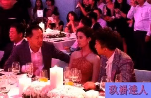 Lưu Diệc Phi cũng sao nữ có mức giá cao, khoảng 2,3 tỷ đồng, hơn cả Phạm Băng Băng, Triệu Vy, Chương Tử Di, Củng Lợi... Không hiếm những hình ảnh cô ngồi cạnh, trò chuyện cùng các đại gia trong các bữa tiệc xa hoa. Nhan sắc của Lưu Diệc Phi rất được ưa thích không chỉ ở Trung Quốc và giới giải trí Hoa ngữ mà còn trong mắt công chúng phương Tây. Lưu Diệc Phi cũng sao nữ có mức giá cao, khoảng 2,3 tỷ đồng, hơn cả Phạm Băng Băng, Triệu Vy, Chương Tử Di, Củng Lợi... Không hiếm những hình ảnh cô ngồi cạnh, trò chuyện cùng các đại gia trong các bữa tiệc xa hoa. Nhan sắc của Lưu Diệc Phi rất được ưa thích không chỉ ở Trung Quốc và giới giải trí Hoa ngữ mà còn trong mắt công chúng phương Tây.