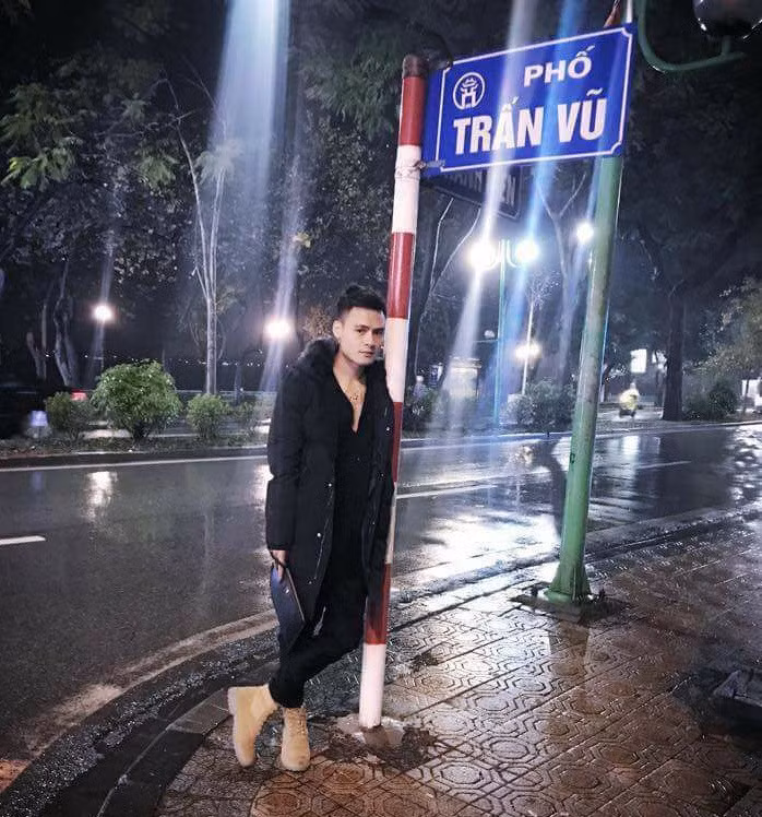 Bức ảnh hiếm hoi mà Hoa Vinh được nhận xét trẻ trung đúng độ tuổi 27. Việc để râu, đeo kính đen khiến 9X trông "dừ" hơn tuổi thật. Ảnh: NVCC.