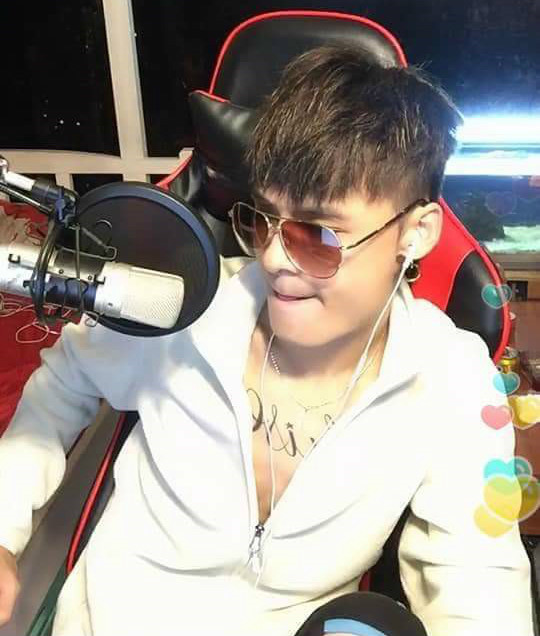 Diện sơ mi + đeo kính đen là "combo" thường thấy mỗi khi Hoa Vinh livestream. Ảnh chụp màn hình.