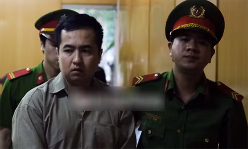 Bị cáo Trần Quốc Bảo bị áp giải sau phiên tòa.