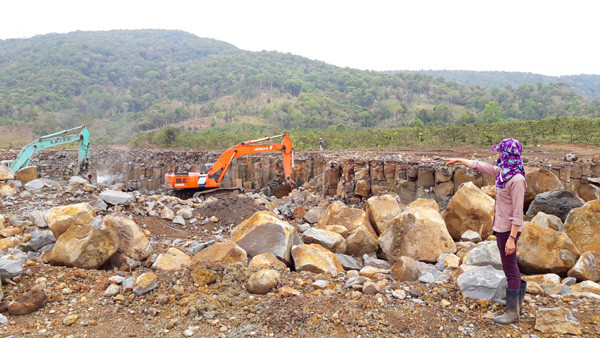 Mỏ đá bị người dân phản ứng dữ đội vì gây ô nhiễm tới cây trồng, sức khỏe.