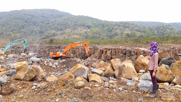 Mỏ đá bị người dân phản ứng dữ đội vì gây ô nhiễm tới cây trồng, sức khỏe.