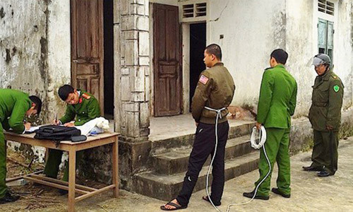 Công an huyện Hưng Nguyên đang tiến hành thực nghiệm lại hiện trường vụ án.