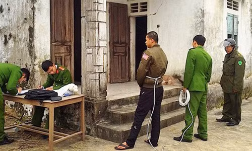 Công an huyện Hưng Nguyên đang tiến hành thực nghiệm lại hiện trường vụ án.