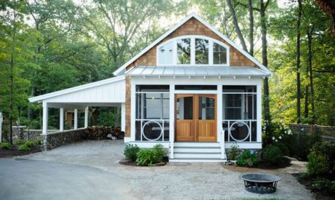 Màu trắng và màu nâu cùng với gỗ cao cấp đặt trong một khu rừng.