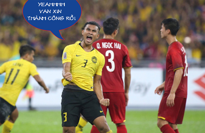 Các cầu thủ Malaysia mừng rỡ khi được Đức Chinh "tha".