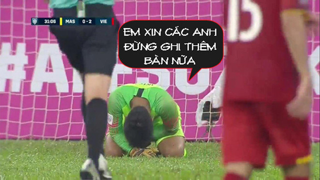 Thủ môn đội bạn cũng phải quỳ xuống lo sợ.