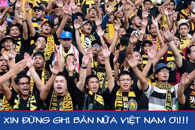 Lúc này tất cả CĐV Malaysia đứng dậy "van xin" Đức Chinh đừng sút thủng lưới nhà.