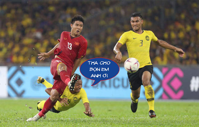 Hậu vệ đội bạn "cầu xin" trong vô vọng.