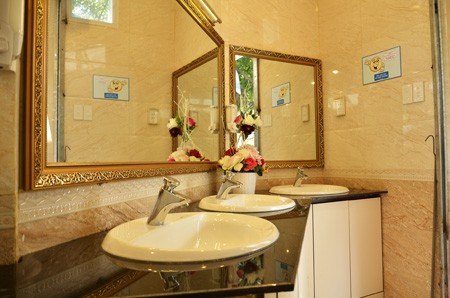 Bên trong mỗi nhà vệ sinh đều được đầu tư các hệ thống hiện đại như: hệ thống cảm biến tự động xả nước khi khách rời đi, có khu vệ sinh dành riêng cho người khuyết tật, có gương soi, lịch để xem ngày, đồng hồ treo tường….. Bên cạnh đó, các nhà vệ sinh này còn được trang bị âm nhạc; có khu nhà vệ sinh dành cho người khuyết tật. Nhà vệ sinh sẽ mở cửa phục vụ người dân xuyên suốt từ 6h sáng đến 22h đêm mỗi ngày và hoàn toàn miễn phí.