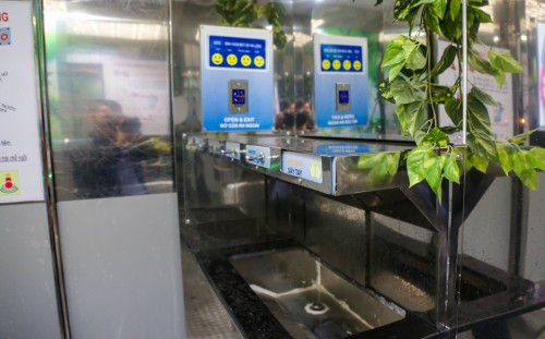 Xung quanh để các chậu cây cảnh mang lại cảm giác mát mẻ, dịu mát cho mọi người trước khi bước vào nhà vệ sinh. Nhà vệ sinh này thuộc dự án 500 cabin vệ sinh miễn phí cho người dân Sài Gòn. Với mục tiêu là mang lại sự hiện đại, văn minh và sạch sẽ với hệ thống tiện nghi đều tự động thông qua thiết bị cảm ứng từ.