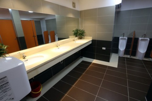 Những vật dụng nhỏ bé nhất trong khu vệ sinh công cộng này cũng được trang bị những thiết bị của các thương hiệu nổi tiếng. Ba căn phòng của khu nhà vệ sinh đều được trang bị hệ thống điều hòa hai chiều với mức nhiệt độ ổn định 28- 30 độ.