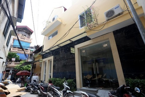 Còn tại Hà Nội, một nhà vệ sinh khá đẹp được xây dựng và cải tạo trên nền khu nhà vệ sinh cũ ít người sử dụng tại số 38 Hàng Giầy, Hoàn Kiếm (Hà Nội). Với diện tích lên đến 50m2, khu nhà vệ sinh được chia làm 3 phòng lớn được sành riêng chon nam giới, nữ giới và người khuyết tật. Bên trong mỗi phòng của khu nhà sử dụng vách ngăn vệ sinh này đều thoáng rộng và được trang trí và lắp đặt nhiều thiết bị cao cấp.