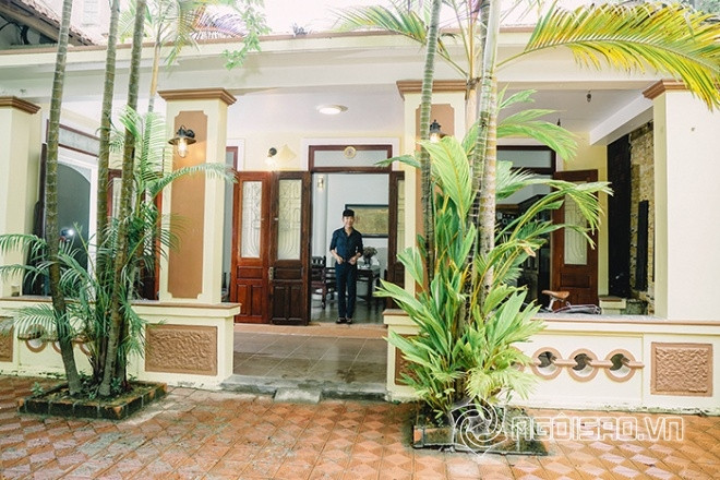 Mới đây, "Bà tám showbiz" khoe ngôi biệt thự bề thế ở Huế do chính anh đứng tên. Căn biệt thự rộng hơn 500m vuông, trị giá 21 tỷ có kiến trúc kiểu cổ, không gian thoáng đãng nằm giữa vùng đất vàng của cố đô Huế.