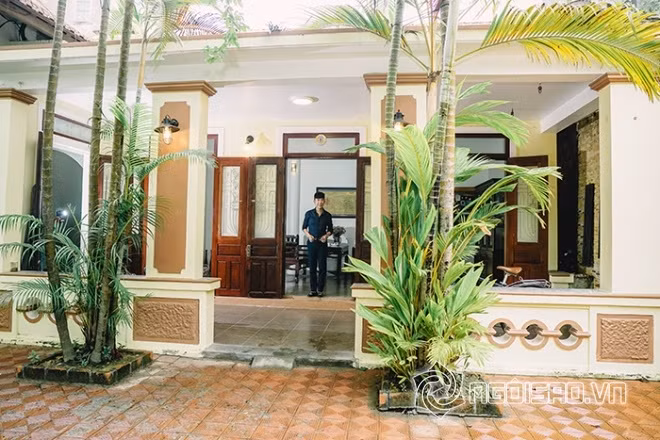 Mới đây, "Bà tám showbiz" khoe ngôi biệt thự bề thế ở Huế do chính anh đứng tên. Căn biệt thự rộng hơn 500m vuông, trị giá 21 tỷ có kiến trúc kiểu cổ, không gian thoáng đãng nằm giữa vùng đất vàng của cố đô Huế.