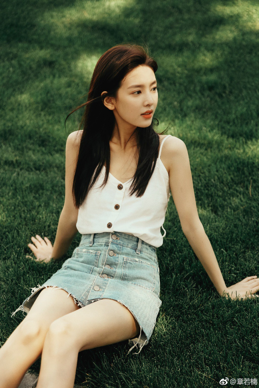 Chưa cần biết mối quan hệ của cặp đôi ra sao nhưng từ sau cú bấm chuột "follow" đó, tên tuổi của Chương Nhược Nam đã hot xình xịch. Trên các trang web tìm kiếm thông tin, tên của cô trở thành từ khóa được tìm nhiều nhất. Đặc biệt, từ khoá "Vương Tư Thông follow Chương Nhược Nam" hiện tại đang chiếm tới 2,45 triệu lượt tìm kiếm cùng vô vàng lời bình luận trên Weibo.