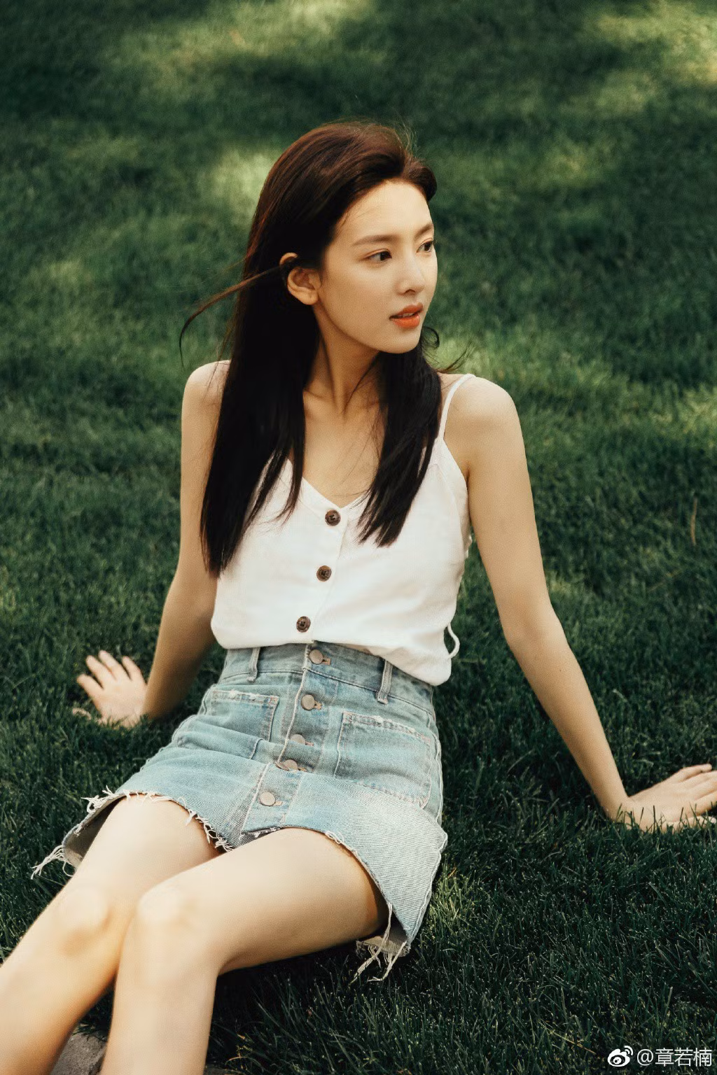 Chưa cần biết mối quan hệ của cặp đôi ra sao nhưng từ sau cú bấm chuột "follow" đó, tên tuổi của Chương Nhược Nam đã hot xình xịch. Trên các trang web tìm kiếm thông tin, tên của cô trở thành từ khóa được tìm nhiều nhất. Đặc biệt, từ khoá "Vương Tư Thông follow Chương Nhược Nam" hiện tại đang chiếm tới 2,45 triệu lượt tìm kiếm cùng vô vàng lời bình luận trên Weibo.