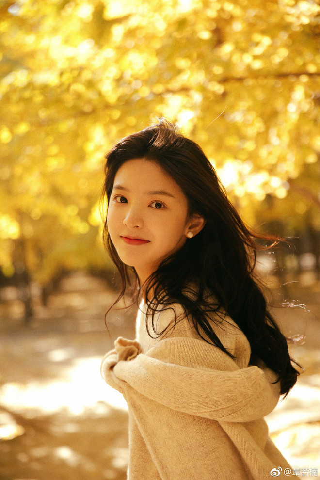 Nữ diễn viên 9X khiến dân mạng phải xuýt xoa trầm trồ vì thần thái trong sáng hút hồn tựa "thần tiên tỷ tỷ". Dù không cần mặc sexy, mỗi tấm ảnh của cô đều hút mắt người xem vì ánh mắt "biết nói" cùng vóc dáng gợi cảm.