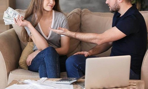 Tháng nào anh Trương cũng đưa gần hết tiền lương cho vợ (Ảnh minh họa)