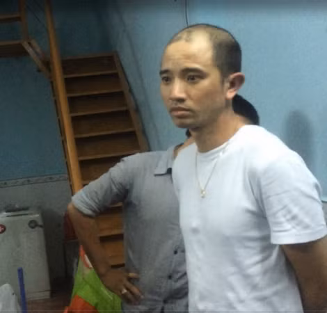 Tùng PS được đưa về nhà để khám xét.