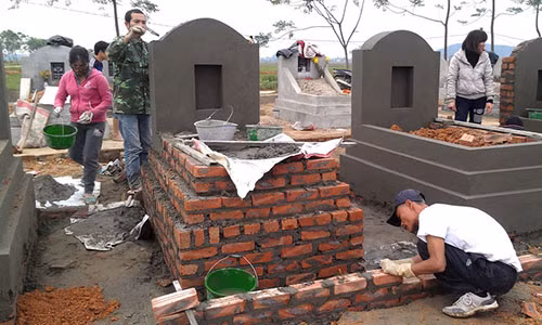 Phương thức cải táng, bốc mộ với nhiều thủ tục phức tạp gây tốn kém cho gia chủ. Ảnh: Cao Tuân