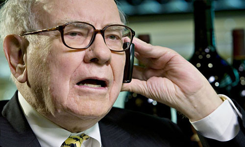 Tỷ phú Warren Buffett hiện vẫn dùng điện thoại gập Nokia - Ảnh: Fortune.