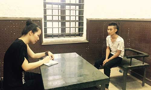 Phóng viên Chuyên đề CSTC tiếp xúc với đối tượng Dũng.