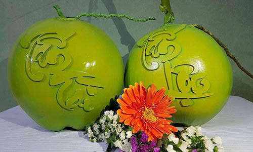 Dừa khắc chữ trưng Tết. Ảnh NVCC.