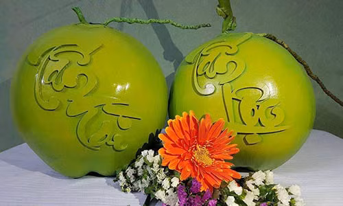 Dừa khắc chữ trưng Tết. Ảnh NVCC.