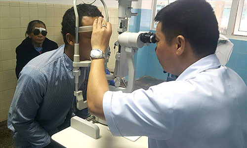 Bác sĩ đang kiểm tra tình trạng mắt vì bị bỏng nặng do pháo nổ. Ảnh: Lê Phi Long