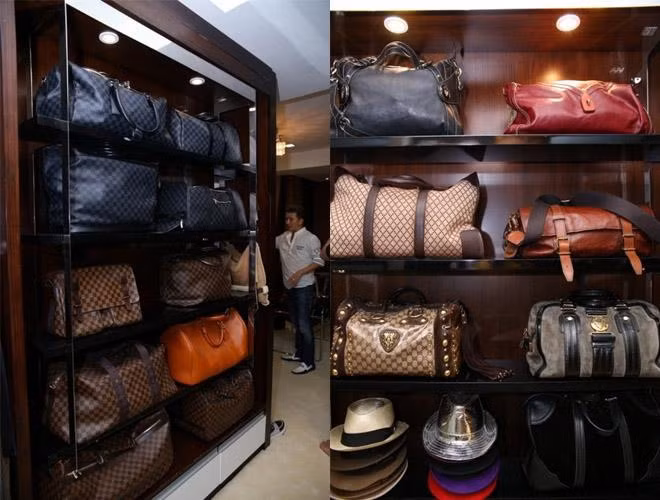 Đàm Vĩnh Hưng sở hữu 180 chiếc túi xách. Những chiếc túi xách hàng hiệu này được anh mua ở nhiều quốc gia khác nhau nhân các chuyên lưu diễn hay du lịch. Mr Đàm không nói rõ tổng giá trị nhưng anh cho biết nó "ngốn" một số tiền không hề nhỏ.