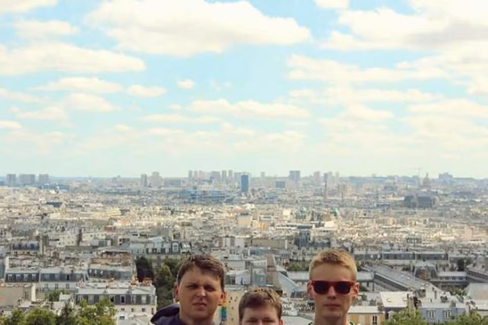 Thành phố nhìn từ trên cao thật đẹp, mà đẹp thế thì chỉ cần ngắm phố thôi, ngắm mặt làm gì!