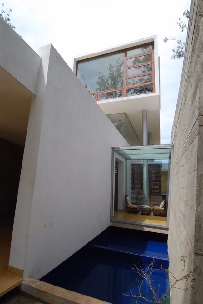 Những không gian xanh tô điểm, đem lại sức sống cho căn nhà.