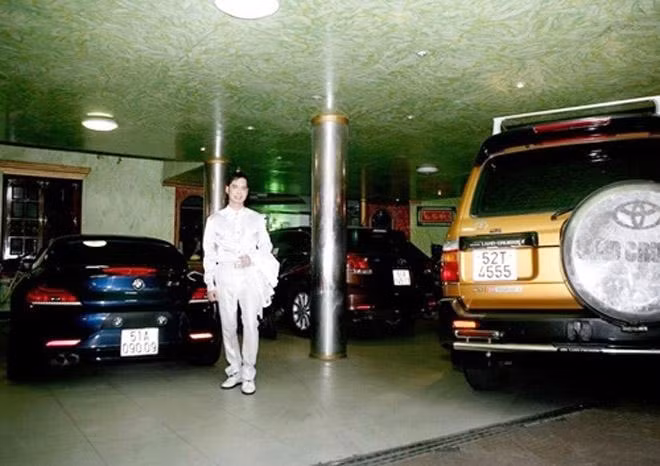 Cận cảnh hầm để xe rộng rãi với nhiều loại xế hộp đắt tiền ngay trong ngôi biệt thự trăm tỷ của Ngọc Sơn.