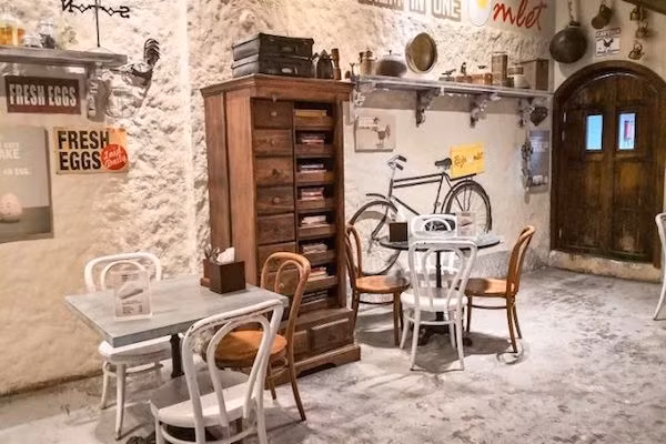 Là một nhà hàng chuyên dùng trứng làm món chủ đạo, thực đơn và phong cách trang trí ở đây đều gắn liền với nguyên liệu quen thuộc này. Quá nửa số món ăn đều được làm từ trứng, bao gồm cà ri trứng, bánh trứng cuộn, trứng rán…và vô vàn cách phối nguyên liệu với trứng độc đáo khác. Ngoài ra, ở đây cũng bán một số món ăn vặt truyền thống đặc sắc của Ấn Độ. Đồ uống đi kèm ở Raju Omlet thường là trà sữa Ấn Độ. Mùi hương thơm nồng độc đáo của món đồ uống này chắc chắn sẽ hạ gục bất kỳ thực khách nào.