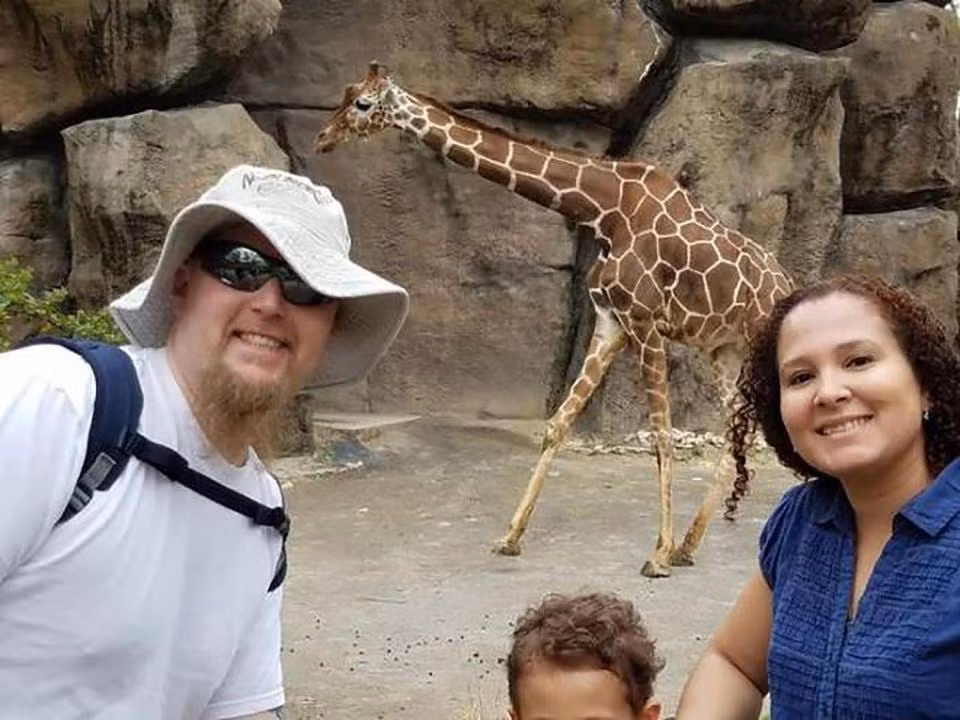 Trong cuộc chiến “tranh vị trí trung tâm bức ảnh” dường như cậu bé không có cửa cạnh tranh với hươu cao cổ. Kết quả, để tạo dáng bên hươu, đành mất luôn gương mặt!