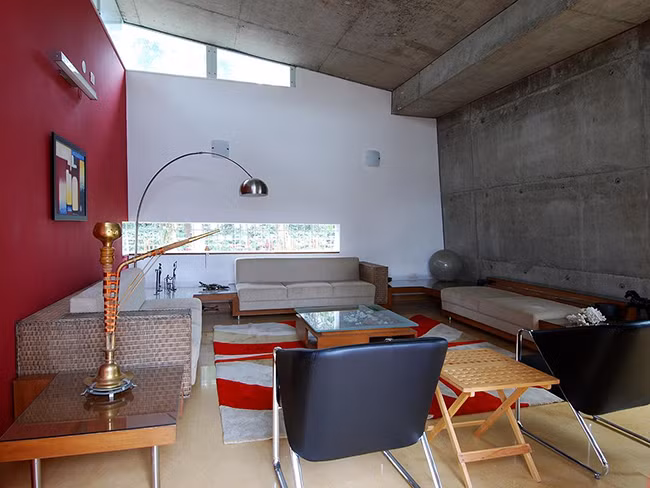 Nội thất phòng khách đơn giản và mang hơi hướng hiện đại.