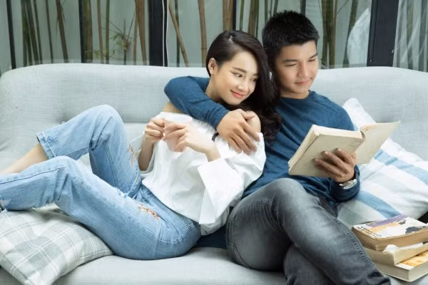 Nhã Phương không ngại ngùng thể hiện những cảnh tình cảm với Cường Seven.