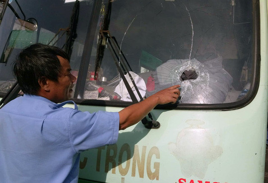 Xe buýt bị ném đá khi đang lưu thông trên đèo Prenn Đà Lạt.