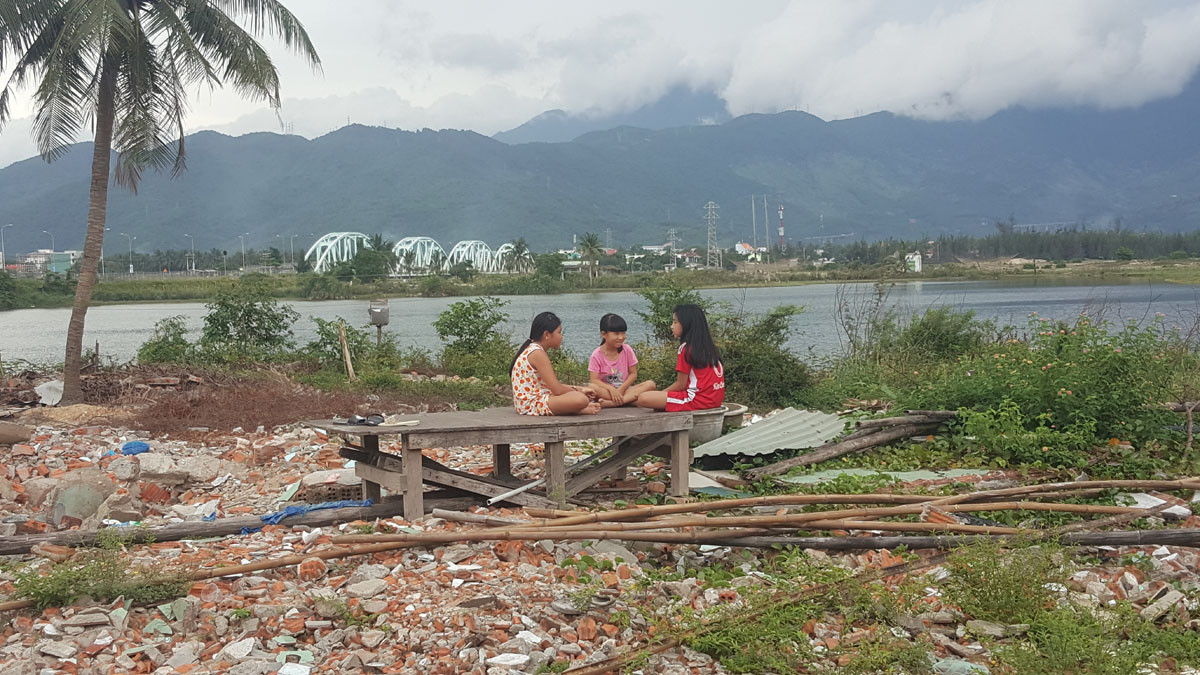 Làng chài tan hoang và chỉ còn ký ức. Ảnh: Nam Cường