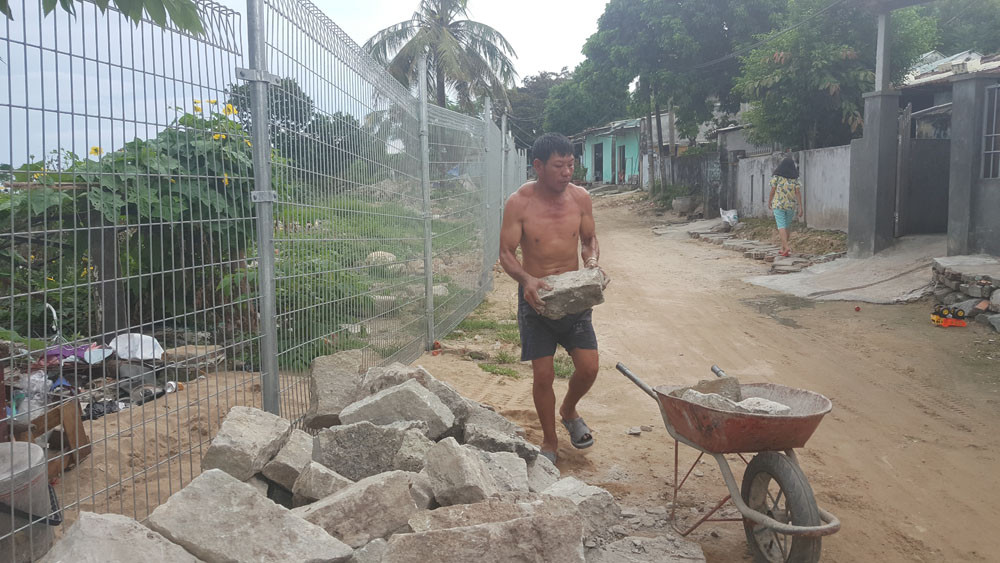 Sát bờ biển nhưng người dân bị chặn lối xuống biển. Ảnh: Nam Cường