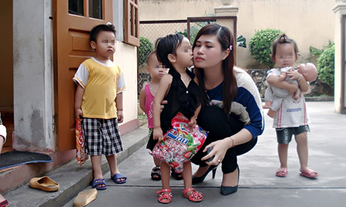 Bé G.L. hôn tạm biệt nhà báo Nguyễn Hường.