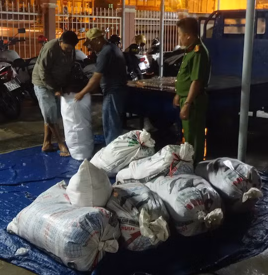 Số chả cá đựng trong bao tải bị lực lượng chức năng phát hiện. Ảnh: Công an cung cấp