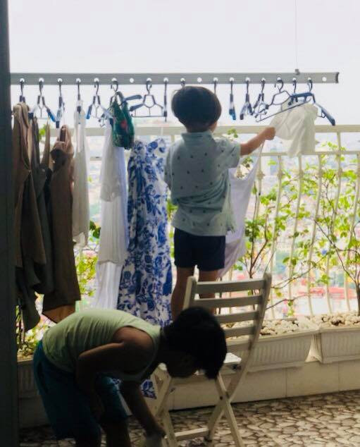 Ban công còn lại được sử dụng với mục đích phơi phóng đồ sau khi giặt.