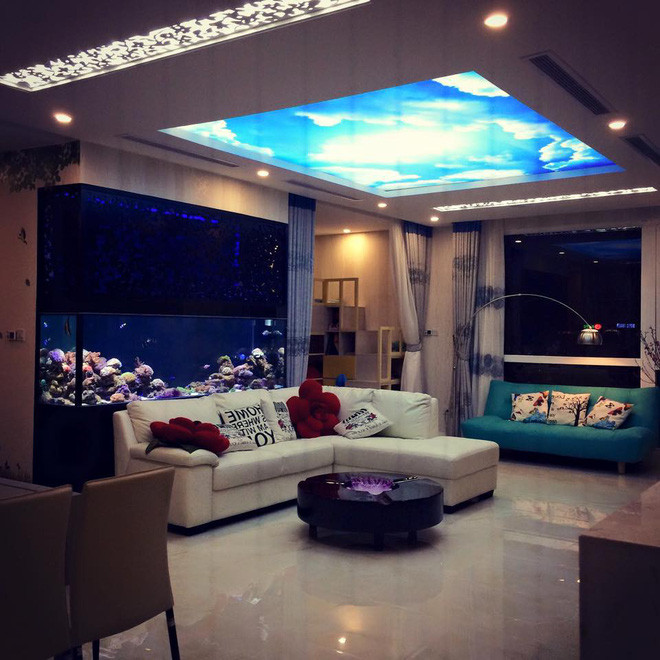 Đặc biệt ấn tượng là bức tranh 3D vẽ bầu trời ở trần nhà phòng khách. Chia sẻ về điều này, Phan Anh cho biết: "Khi nào cũng thấy trời xanh, mây trắng..Khi nào cũng thấy nơi ấy an lành."