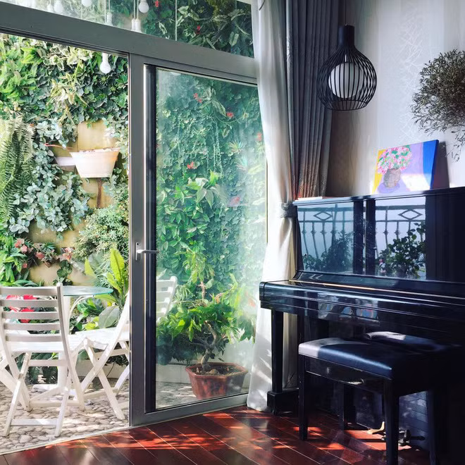 .. cùng đàn piano đặt cạnh ban công đầy nắng, gió và hoa cỏ...