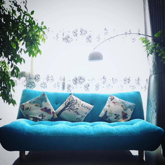 Gia đình chàng MC điển trai sống tại một căn hộ chung cư tại trung tâm thành phố Hà Nội. Căn hộ rộng rãi, thoáng mát được bài trí theo phong cách hiện đại. Không gian các phòng được thiết kế mở càng khiến cho căn nhà thêm thoáng đãng.