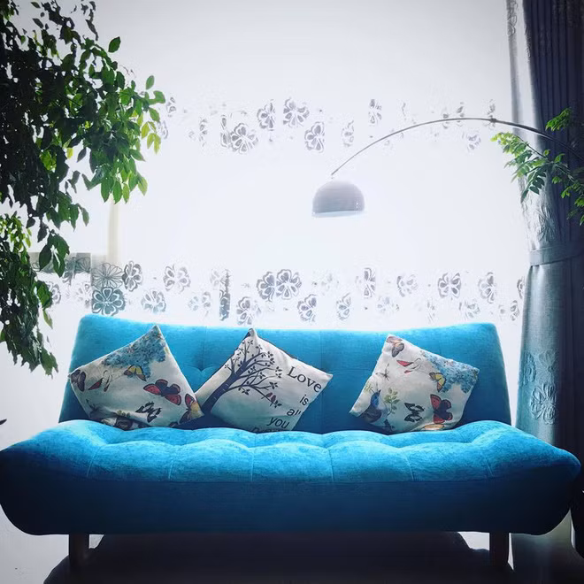 Gia đình chàng MC điển trai sống tại một căn hộ chung cư tại trung tâm thành phố Hà Nội. Căn hộ rộng rãi, thoáng mát được bài trí theo phong cách hiện đại. Không gian các phòng được thiết kế mở càng khiến cho căn nhà thêm thoáng đãng.